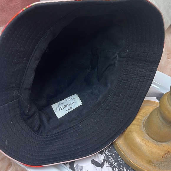 STRAWBERRY BUCKET HAT π - Picture 7 of 8